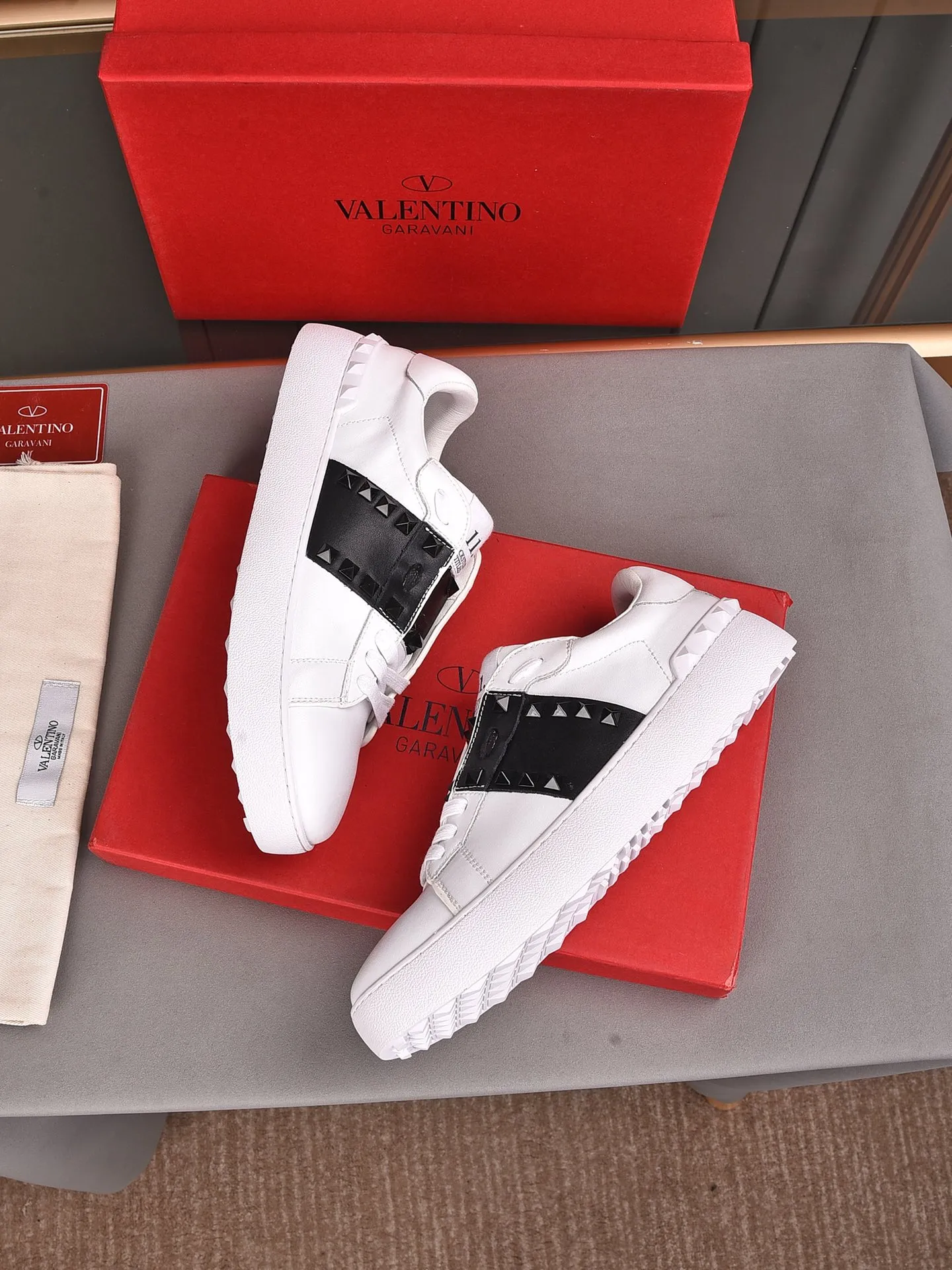 Men's shoes 440💰 (men and women couples) Valentino classic color matching series casual shoes. Made with heavy craftsmanship, good products pay attention to every detail. A must-have trendy item that can be worn all year round, it has been worn by many celebrities and Internet celebrities~~Imported cowhide surface, unique design concept, sheepskin lining, counter quality. Women’s clothing 35-40. Men’s clothing 39-44, 45-46 (returns and exchanges are not supported for custom-made items)